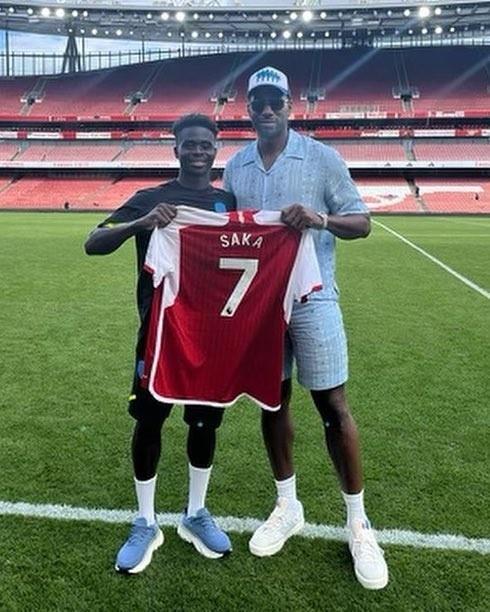 面带微笑！莱昂纳德现场观战阿森纳比赛 获赠枪手球星萨卡7号球衣