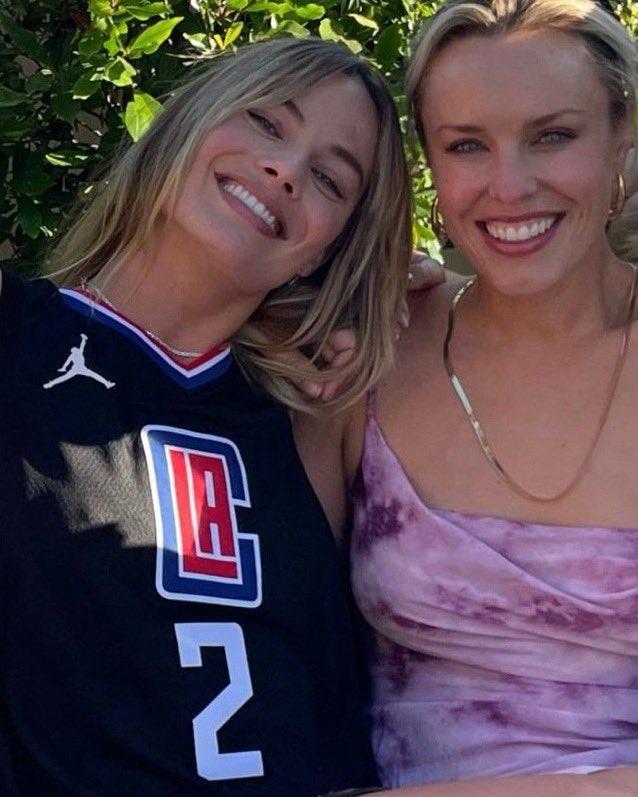 最美女球迷？“小丑女”罗比穿上了小卡的球衣