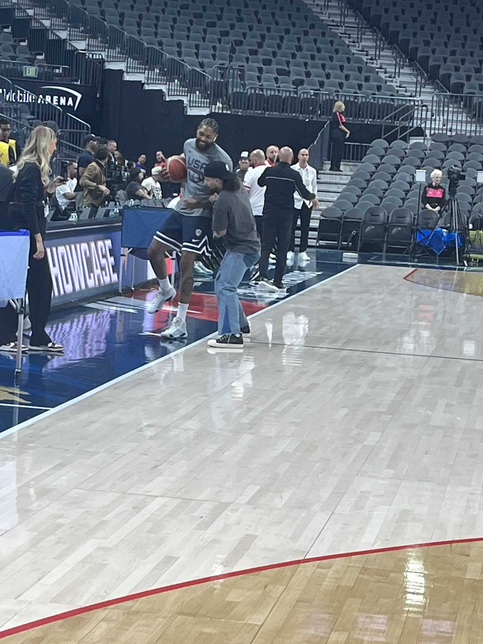 赛前上对抗！阿尔瓦拉多与英格拉姆场边互动 前者缺席今年世界杯