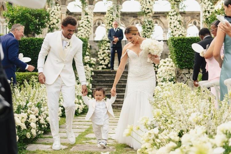 特雷-杨晒出婚礼组图 詹姆斯塔图姆米切尔纷纷为其送上祝福！