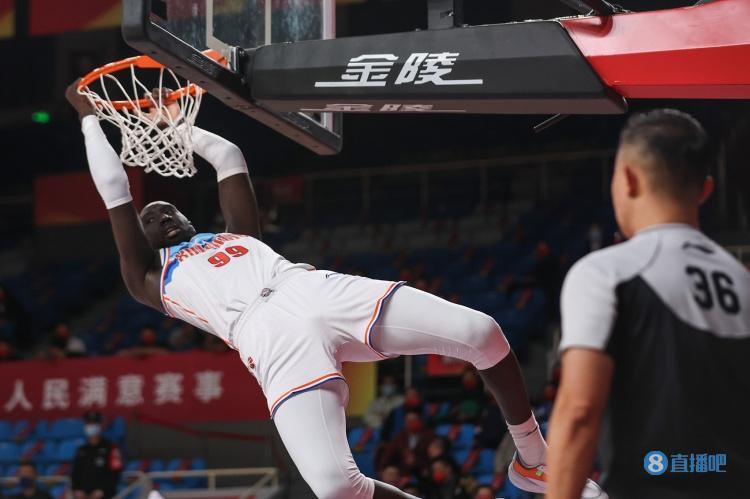 法尔：若与文班见面会很尴尬 平视别人的眼睛对我来说很奇怪