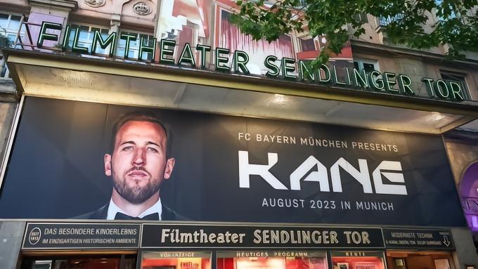 排面拉满，凯恩巨幅海报在慕尼黑市中心森德林门剧院外墙揭幕