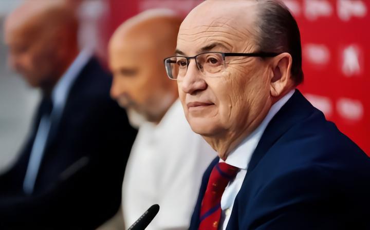 塞维利亚主席：拉莫斯想来塞维利亚？我想要架飞机，快给我