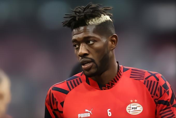 记者：拜仁正与桑加雷讨论个人条款，巴黎同样有意