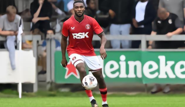 官方 : 查尔顿后卫埃格博转会加盟科尔切斯特联