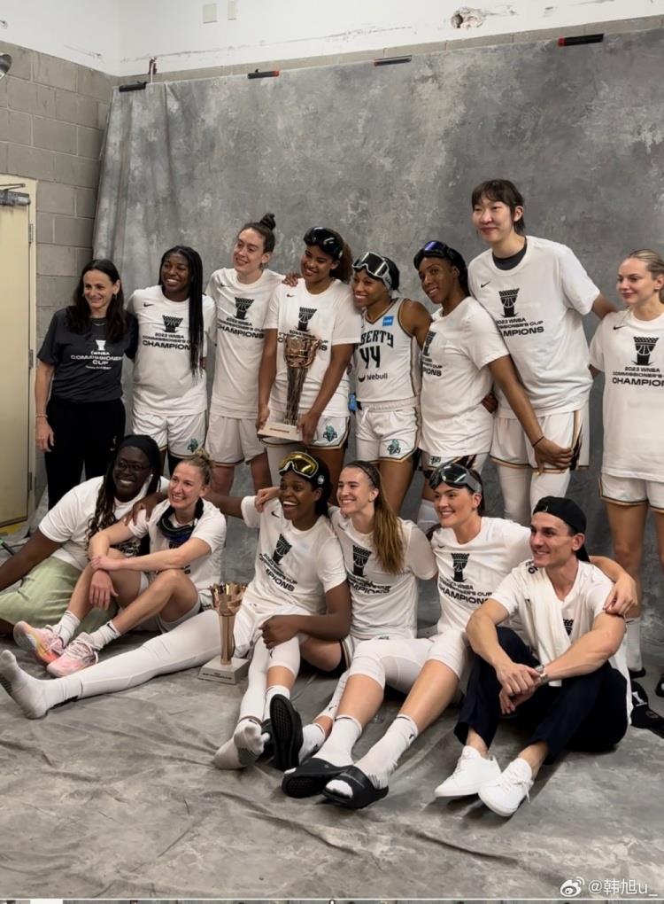 韩旭晒夺冠照：今年第四冠 当了一把吉祥物 感谢队友和教练！