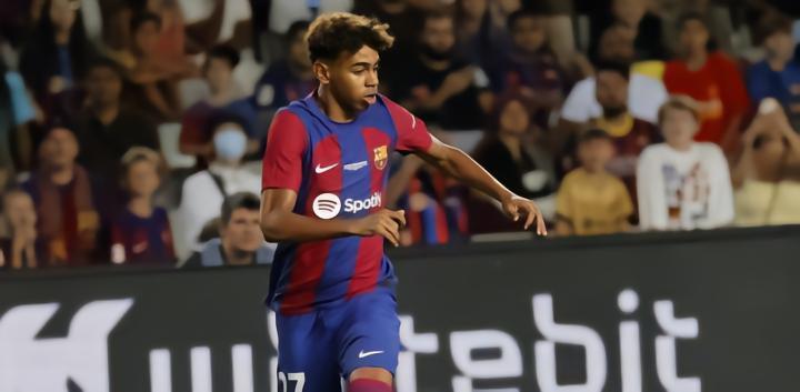 世体：曼城想通过赫罗纳签下亚马尔，但球员想在巴萨取得成功