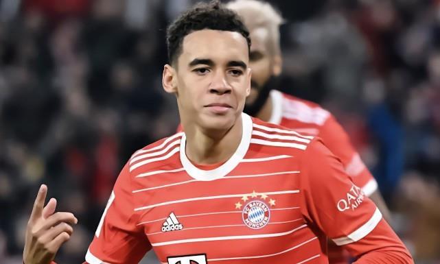 图片报：穆西亚拉今日恢复了训练；诺伊尔还在进行个人训练