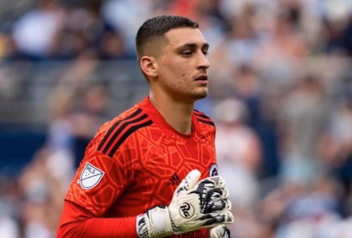 记者：曼联考虑过美职联门将彼得罗维奇，但因要价太高而放弃