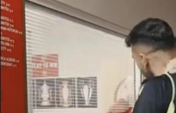 太阳报：阿尔特塔在办公室贴了欧冠、英超和足总杯的奖杯照片