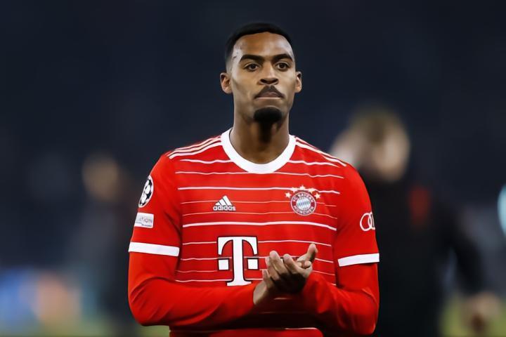 记者：拜仁开会讨论了赫拉芬贝赫的未来，克洛普想要他