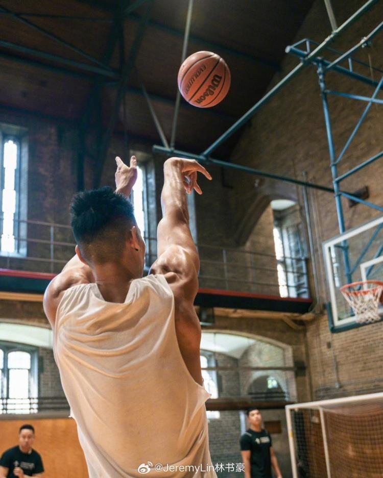 林书豪晒训练照：2023休赛季 不要欺骗过程&篮球&自己