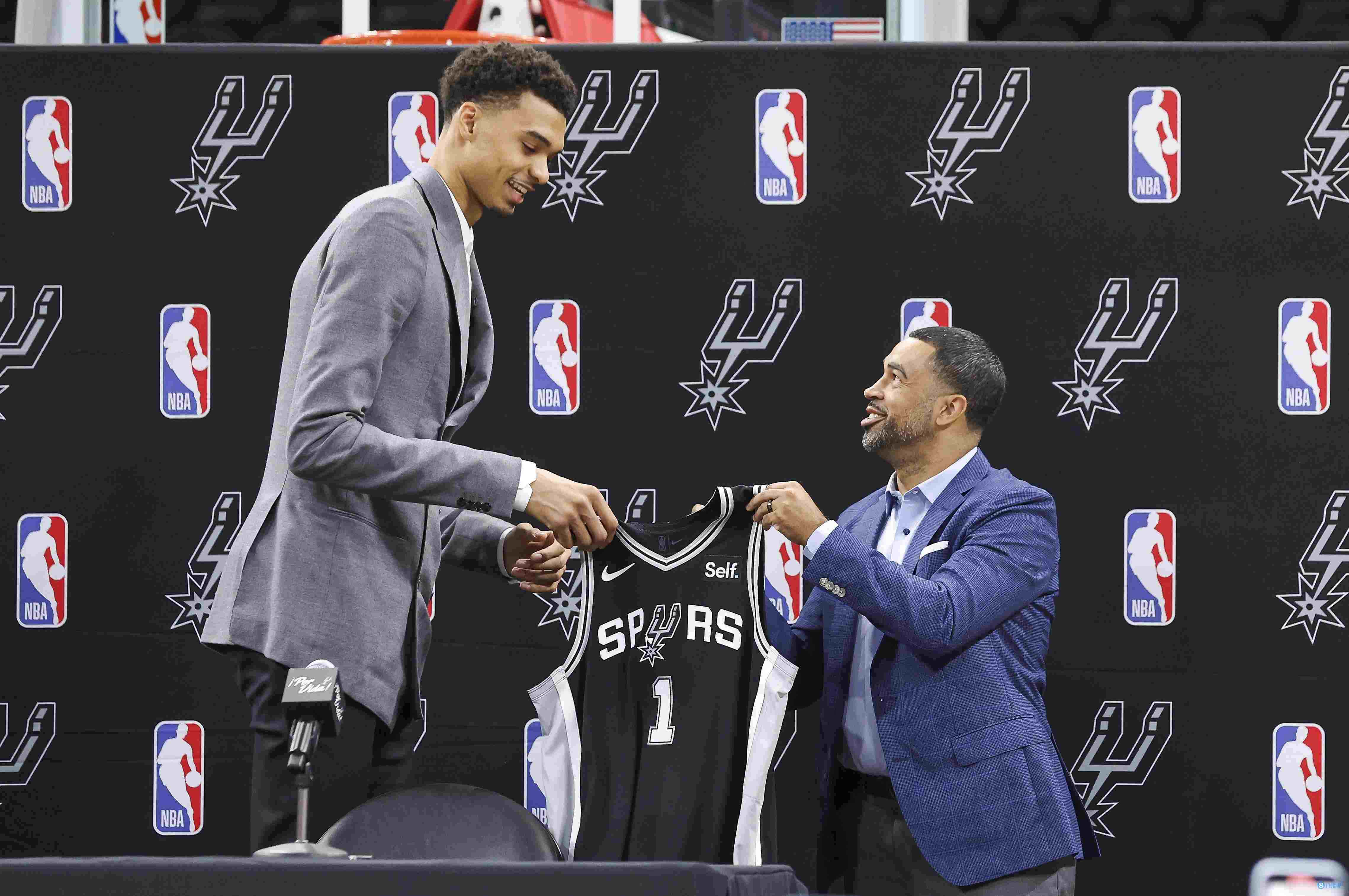 古登：火箭和黄蜂不适合文班 在马刺他能进名人堂&几年后成DPOY