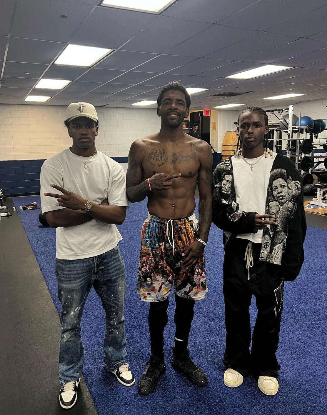 好身材！欧文赤膊上身训练 6块腹肌&人鱼线明显