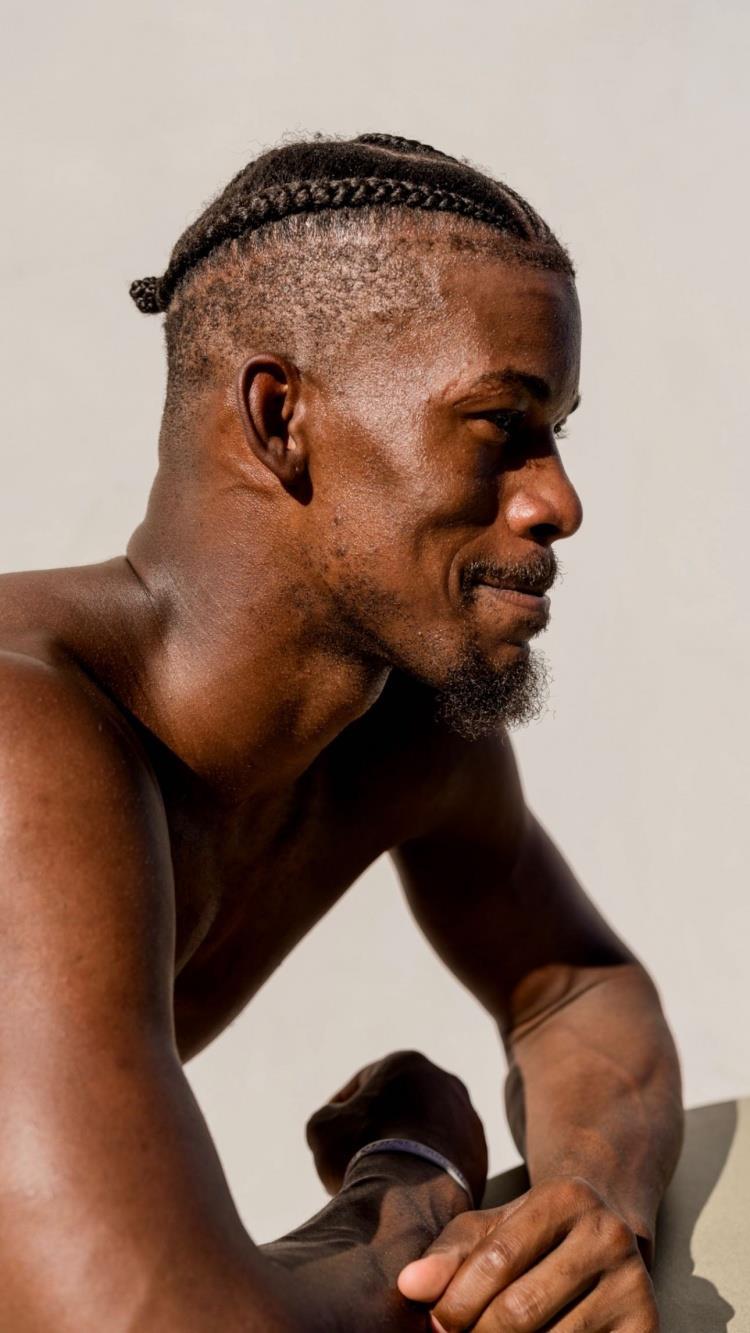 保留节目！巴特勒赤膊与友人玩牌 满脸自信微笑