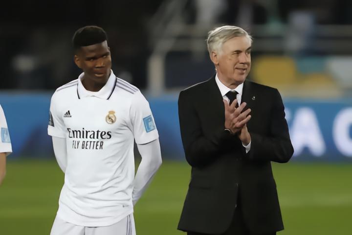 马卡报：随一线队训练的后卫小将马弗尔将与皇马续约至2026年