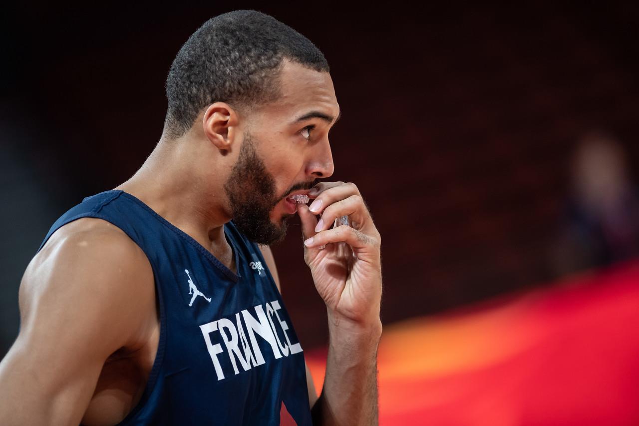 男篮世界杯球员年薪榜：戈贝尔4100万居首 东契奇第2 唐斯第3