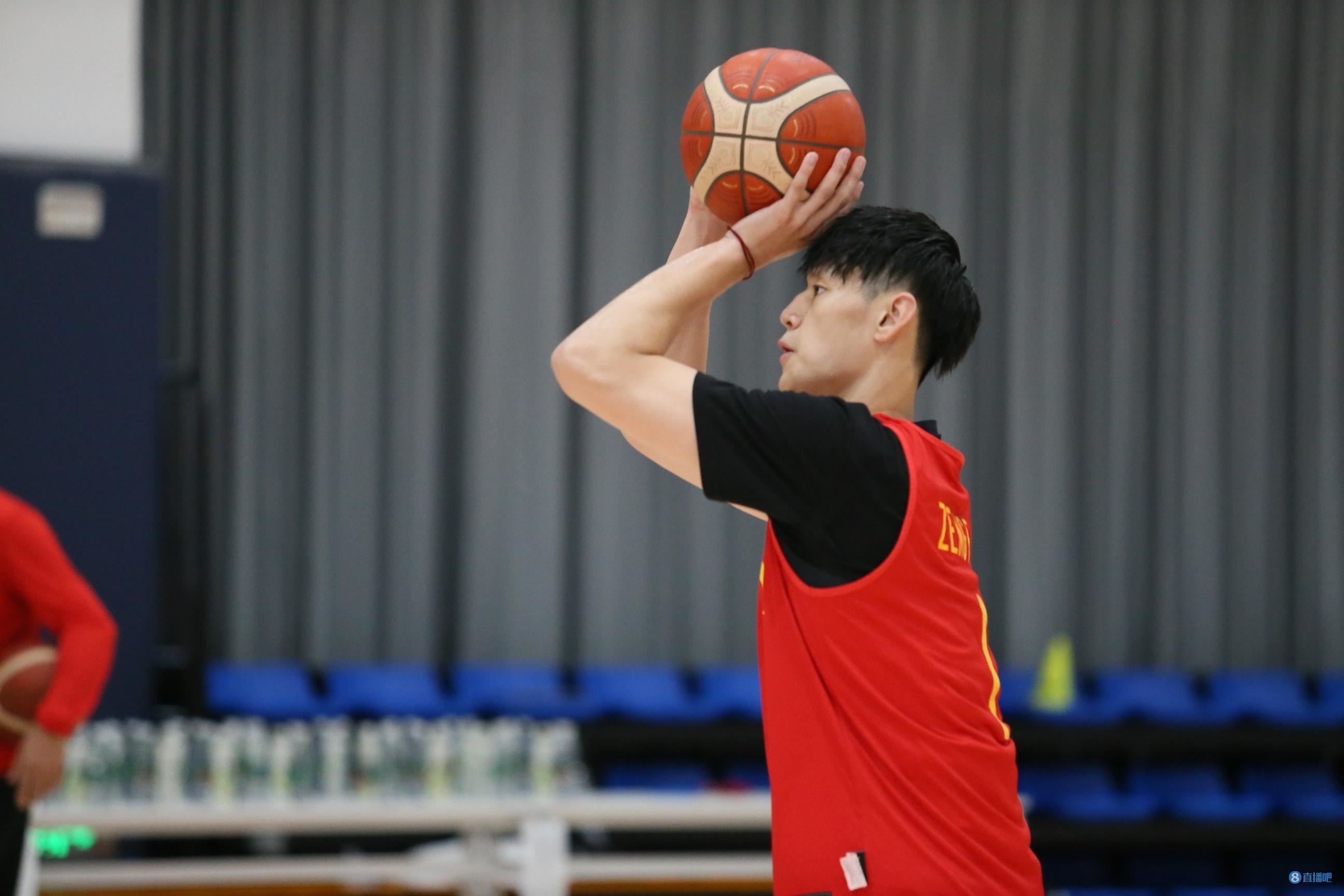 新京报：曾凡博的腰伤要追溯到男篮5月份集训 当时留下了隐患