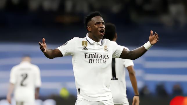 维尼修斯没进赛季最佳前十，龙赛罗：欧足联对足球一无所知