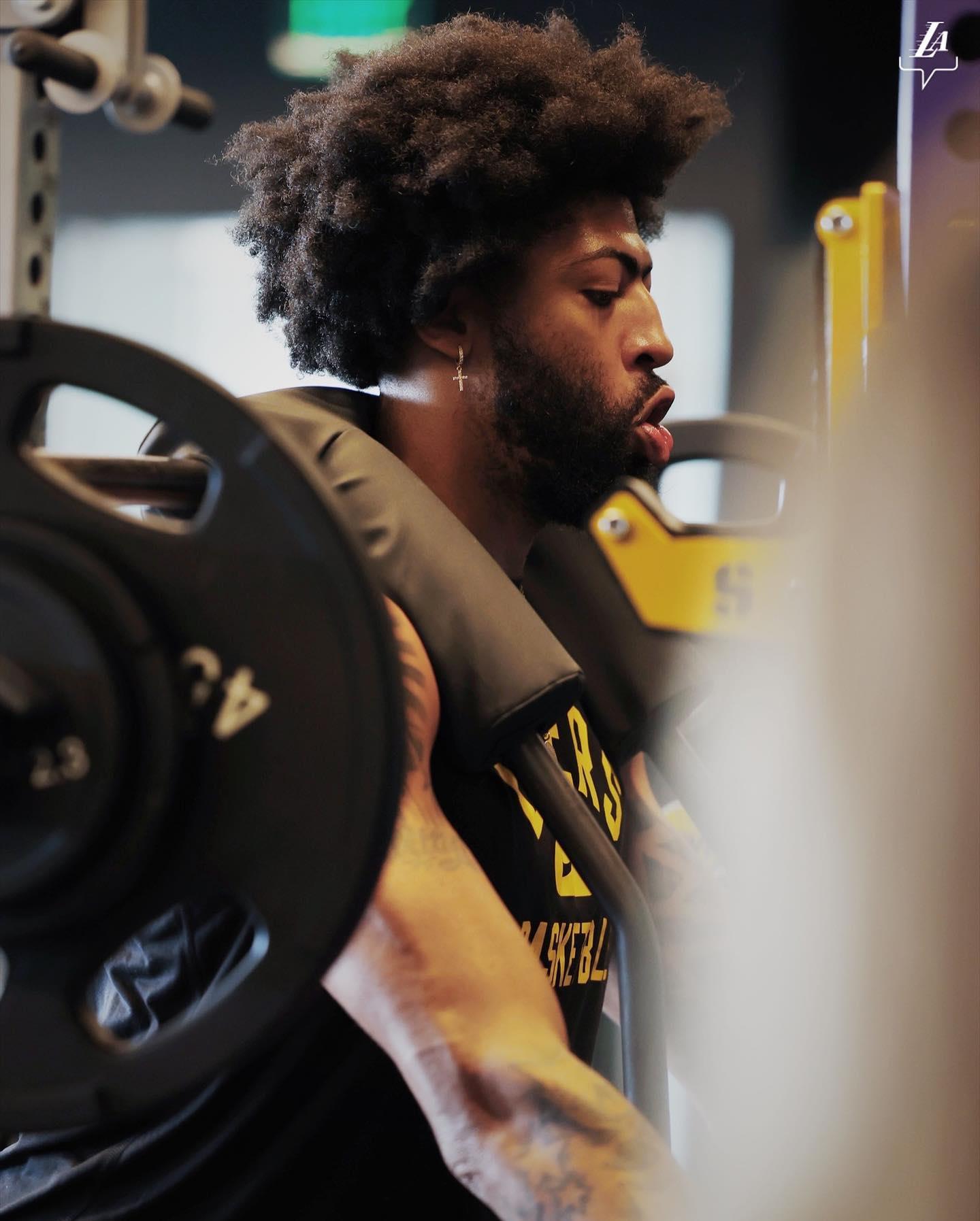 备战新赛季！湖人官方晒浓眉在健身房恢复力量训练