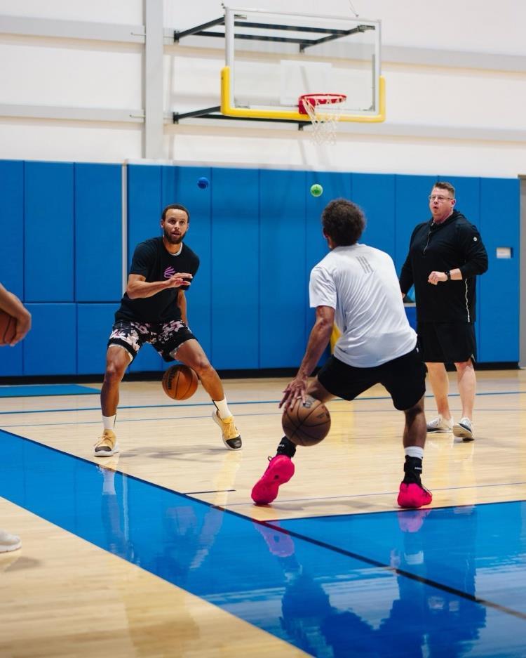 特雷-杨晒与库里合练照：即便生活瞬息万变 我也会放慢速度