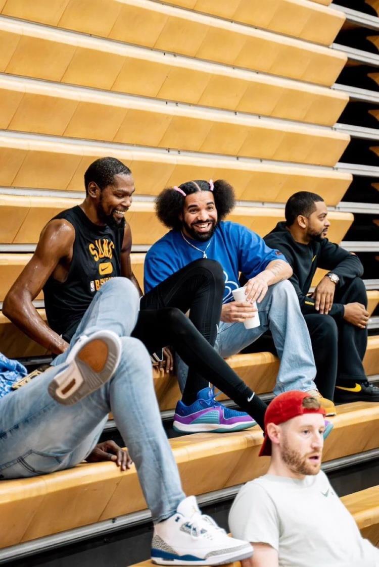 你可是全球顶流啊！Drake探营杜兰特 发型格外引人注目！