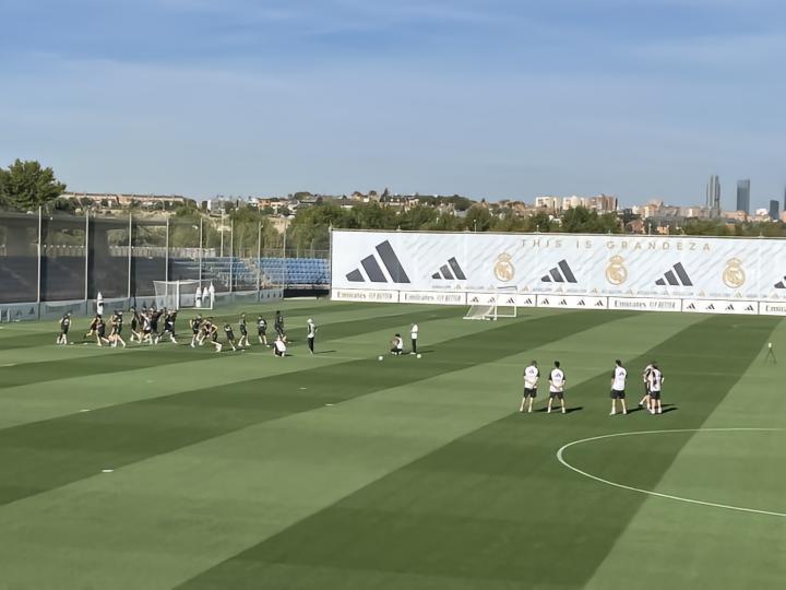 跟队记者：卡马文加因左腿超负荷缺席皇马今日合练