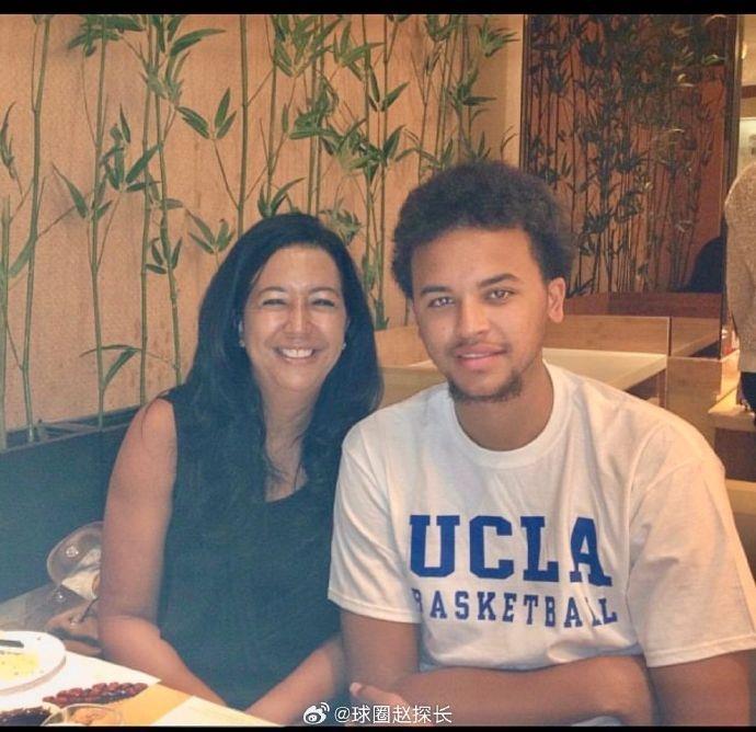 李凯尔母亲INS晒观赏鱼视频定位深圳 将观战“大锤”国内首秀