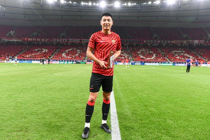 #上海海港vs梅州客家#赛前，@武磊7 领取了他