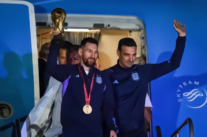 斯卡洛尼：世界杯后很多美国孩子想申请阿根廷护照，我很自豪