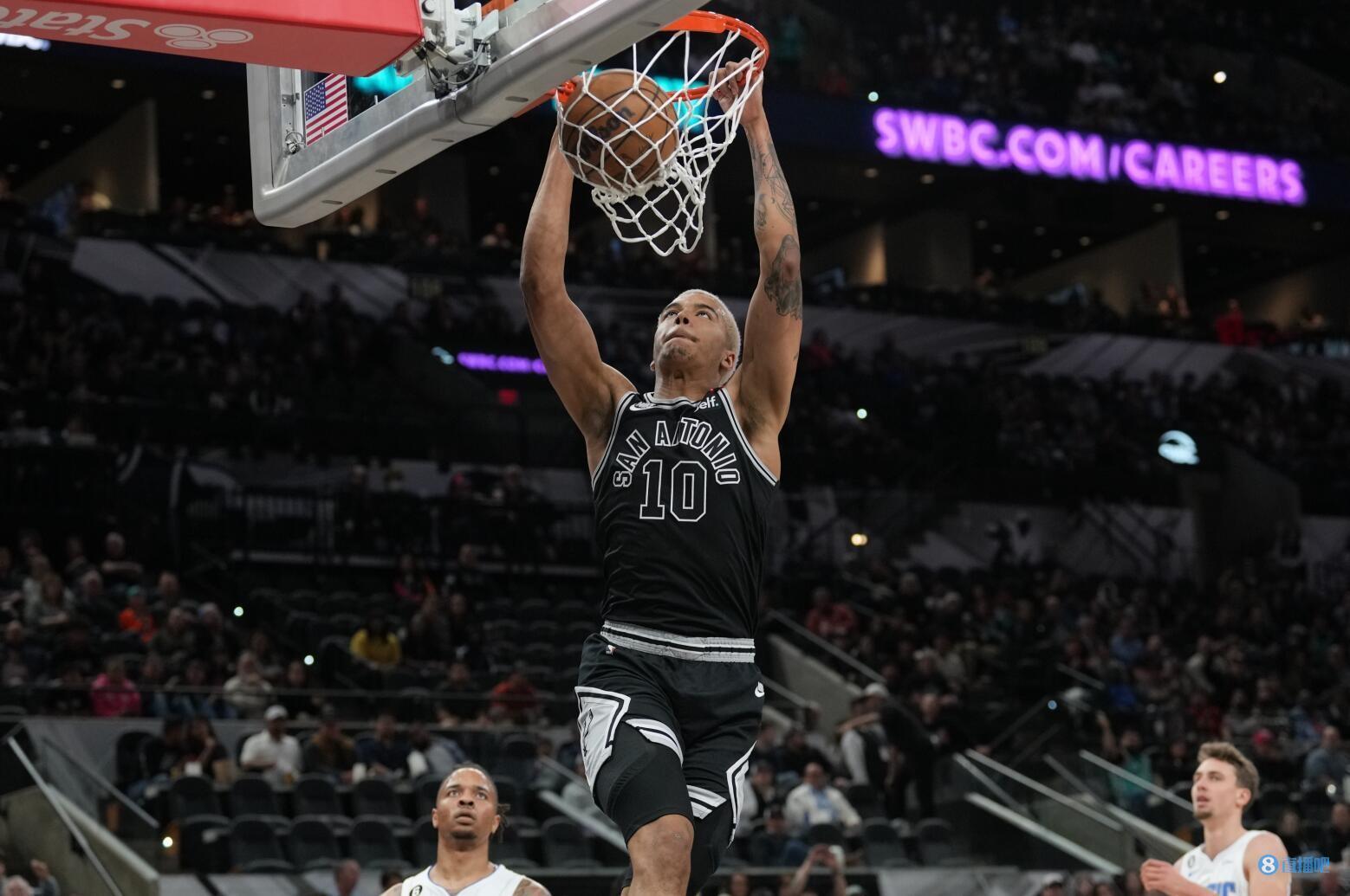 索汉：我取得了很大的进步 新赛季目标是成为马刺前三好的球员