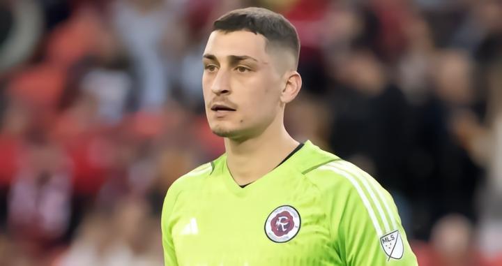 凯帕的替代者？TA：蓝军1500万英镑收购彼得罗维奇