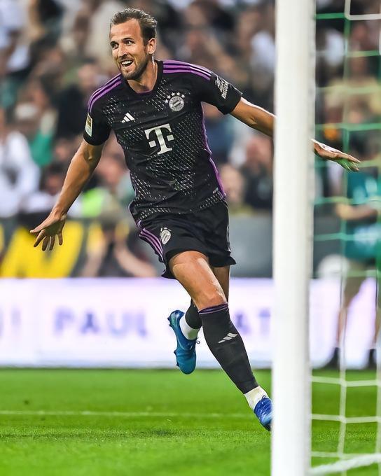 凯恩斩获拜仁生涯首球 穿斯凯奇足球鞋驰骋赛场