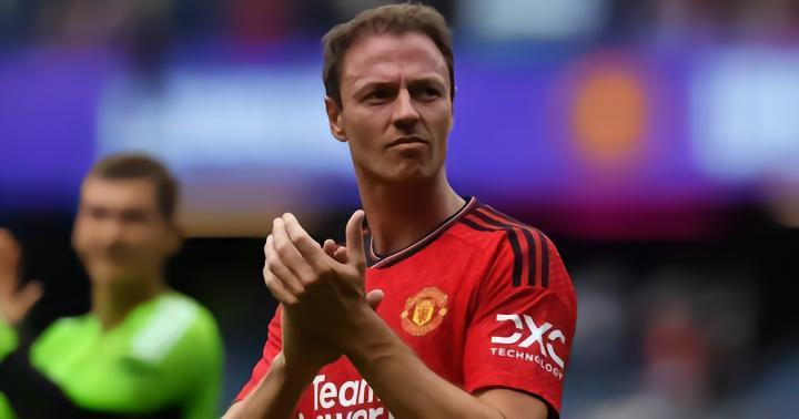 马奎尔位置更加尴尬？太阳报：曼联向埃文斯提供正式合同