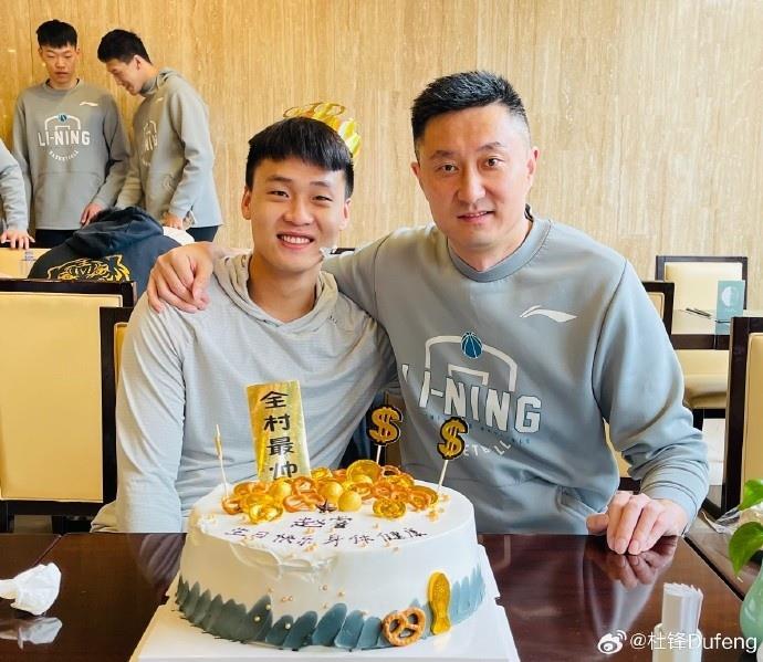 杜锋：作为教练很荣幸见证赵睿的一路成长 特别祝福你 我的兄弟