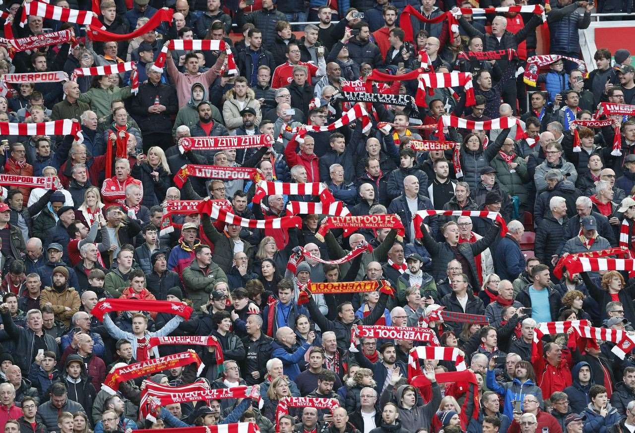 利物浦球迷在Kop看台亮出埃弗顿旗帜并唱YNWA，纪念离世工人