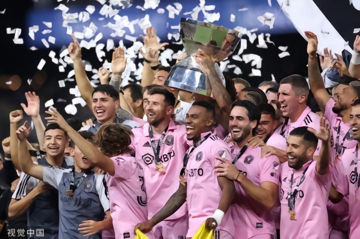 这就是他戴着队长袖标的原因：梅西与前任队长分享奖杯