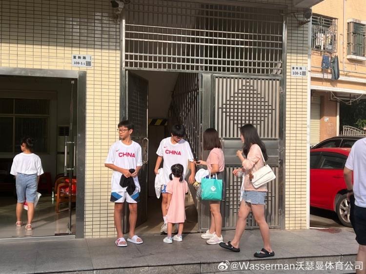 为大锤助威！李凯尔家乡70多名乡亲朋友前往今晚热身赛现场