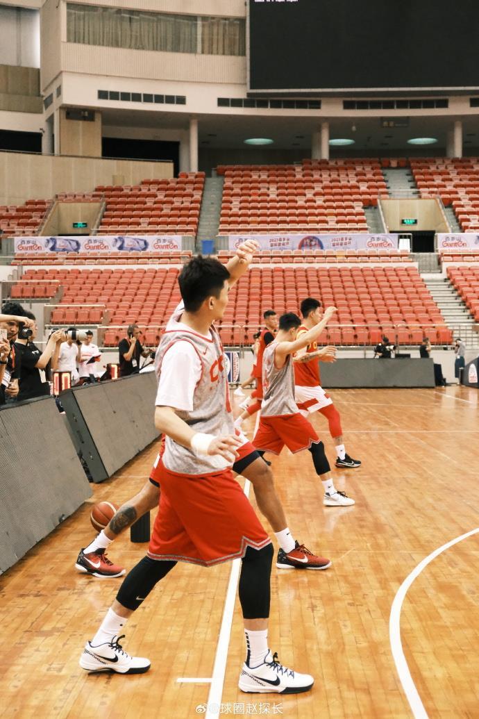 交易后首现身！男篮训练照：周琦做拉伸 赵睿上脚科八新配色战靴