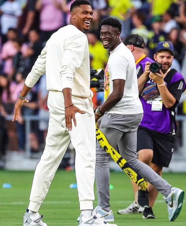 决赛不敌梅西！字母哥：我们没得到想要的结果 但这氛围也太棒了