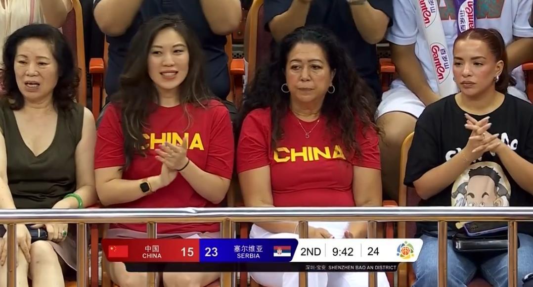 李凯尔落地险些受伤 起身一瘸一拐回防 苏珊娜神情担忧