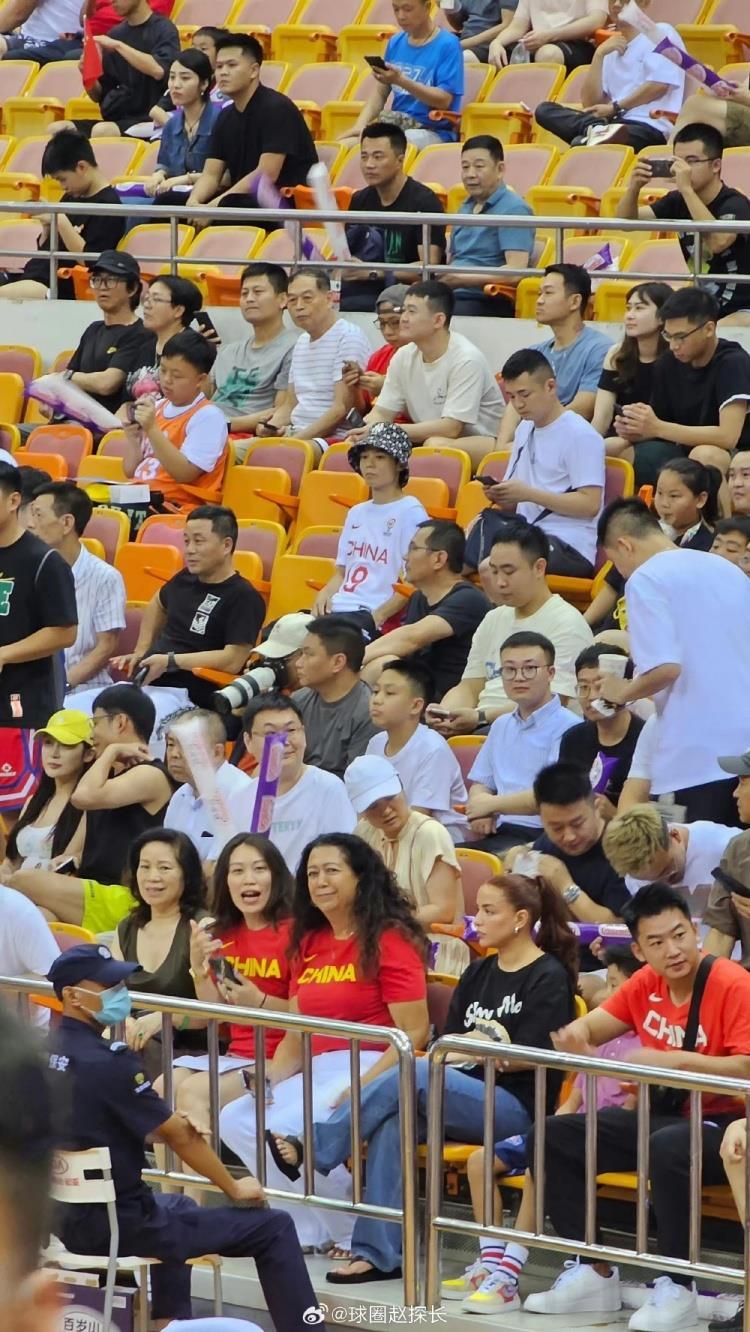 大锤国内首秀！李凯尔母亲已来到比赛现场 一身“中国红”