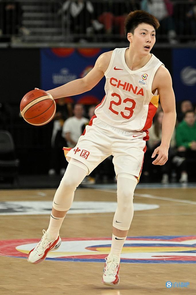 有亮点！胡明轩半场得到7分1助1断 7分已是男篮最高得分