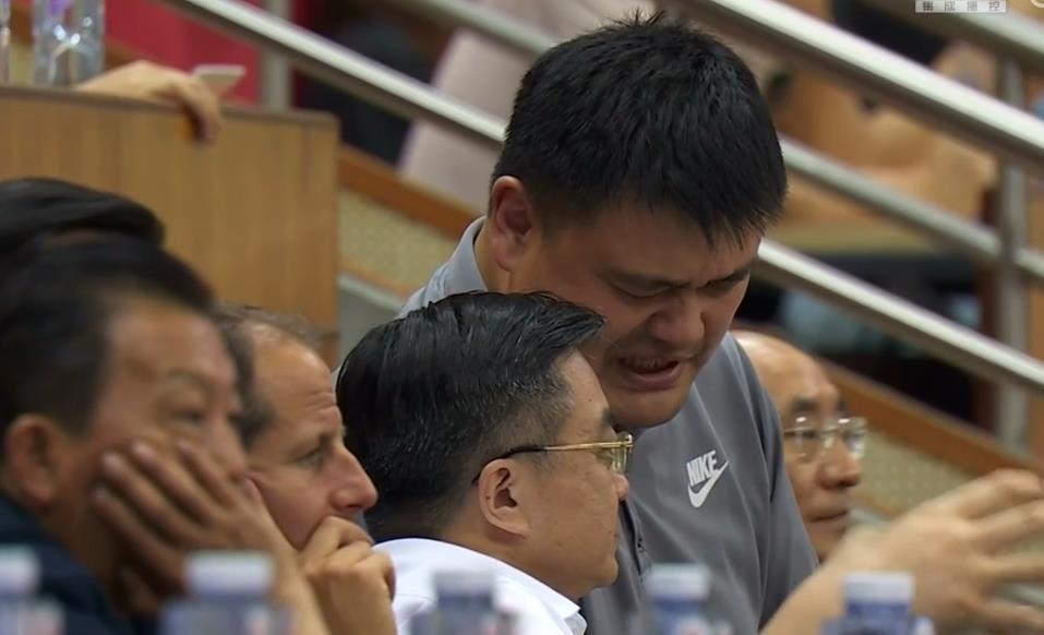 在说啥？姚明眉头紧锁与友人分析战局