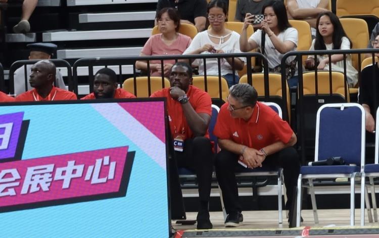 多姆在南苏丹替补席发现了老熟人鲁尔-邓 多少吧友还记得他？