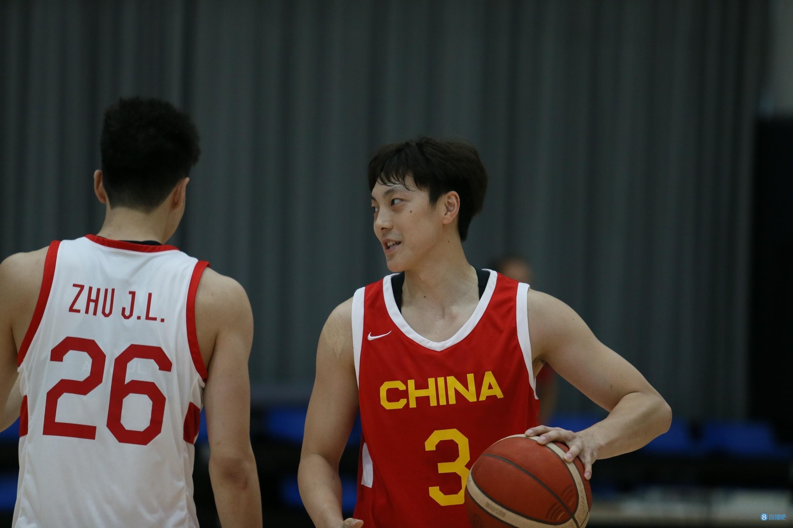 赵探长：几天前姚主席说大家训练罚球挺准 比赛中主要看心态如何