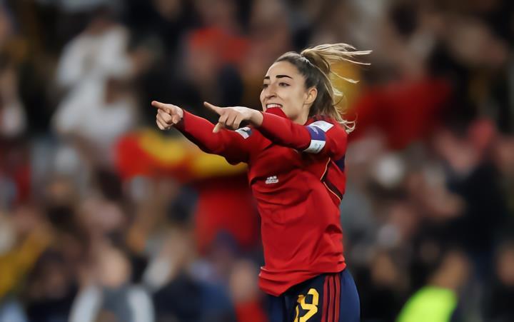 首冠！西班牙女足捧杯，你意外吗？