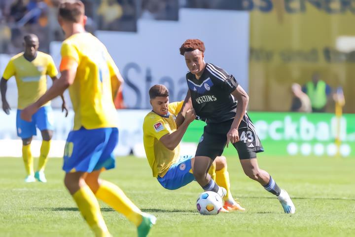 盖村战报：全队状态低迷 两人伤退，沙尔克0-1布伦瑞克