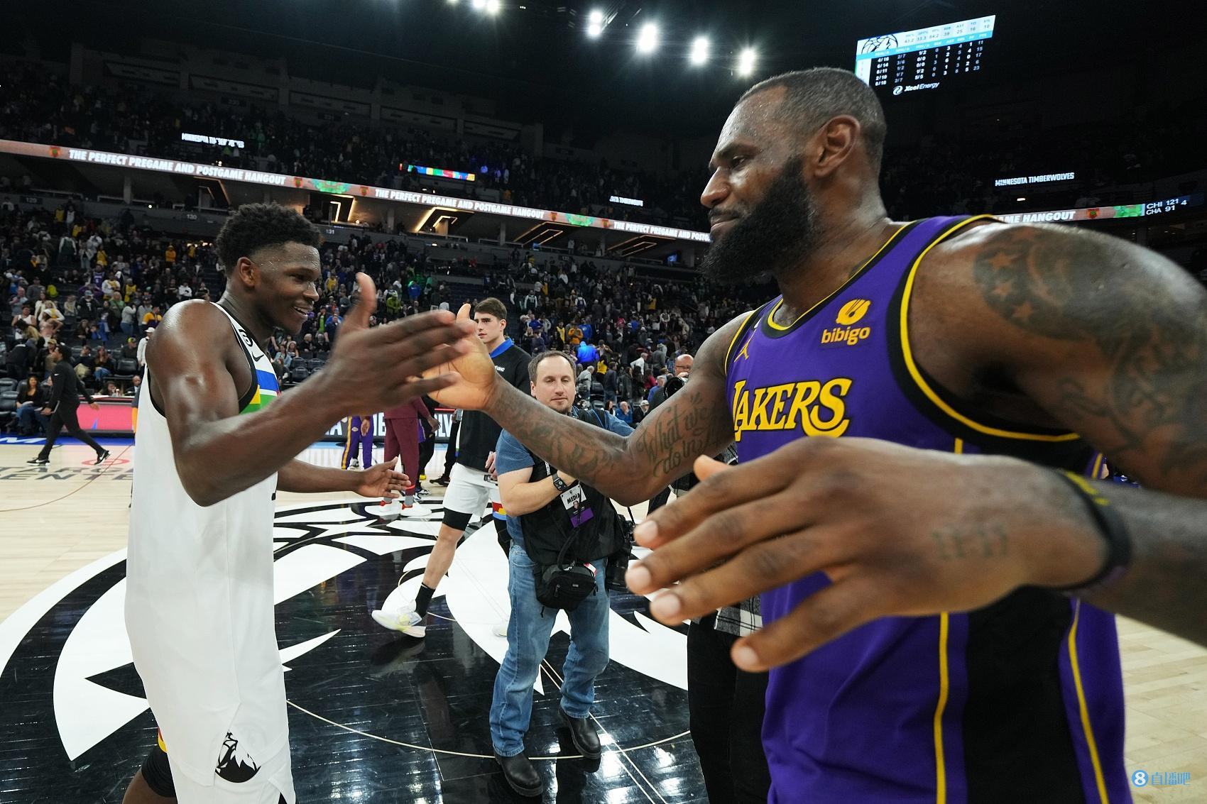 率领美国完成大逆转！詹姆斯比赛中盛赞爱德华兹：他在乱杀