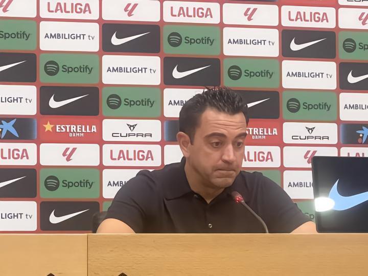 哈维：德容是我们最擅长分球和牵制的球员，所以让他出任中卫